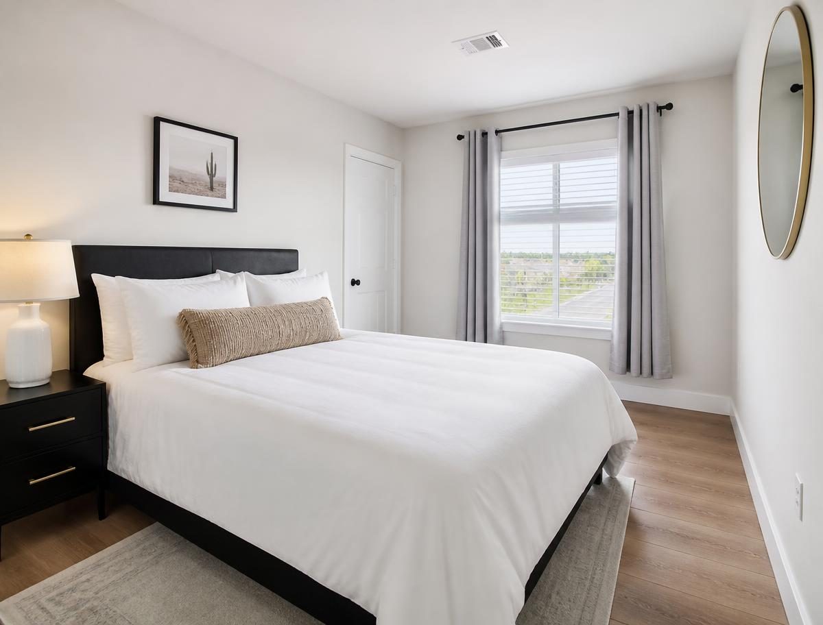 Short-term rental bedroom in San Francisco after a non-toxic turnover cleaning, fresh linens and spotless surfaces